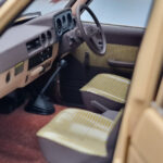 Toyota Land Cruiser 60 Beige Mit Optionalem Zubehör Kyosho 1:18 - image 11 of 12