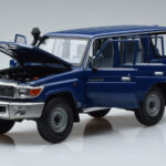 Toyota Land Cruiser J76 Blau Almost Real 1:18 - image 2 of 7