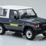 Toyota Land Cruiser LJ73 Grau Otto 1:18 - image 4 of 6
