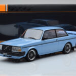 Volvo 240 Turbo Hellblau IXO 1:18 - image 6 of 6
