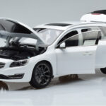 Volvo V60 D3 Crystal Weiss FAW 1:18 - image 2 of 7