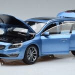 Volvo V60 D3 Power Blau FAW 1:18 9430839 Druckguss - image 2 of 7