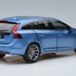 Volvo V60 D3 Power Blau FAW 1:18 9430839 Druckguss - image 3 of 7