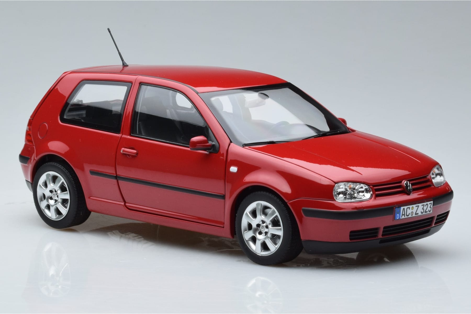 Volkswagen Golf Mk4 Rot Norev 1:18 188573 Druckguss — Bild 5 von 7