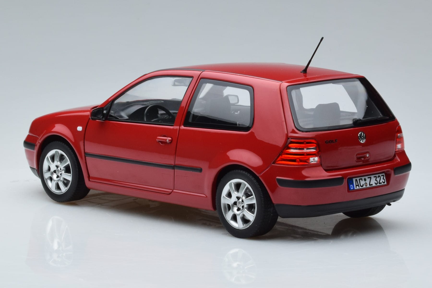 Volkswagen Golf Mk4 Rot Norev 1:18 188573 Druckguss — Bild 6 von 7