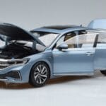 Volkswagen Passat B8 Blau FAW 1:18 ZVF000003A Druckguss - image 2 of 7