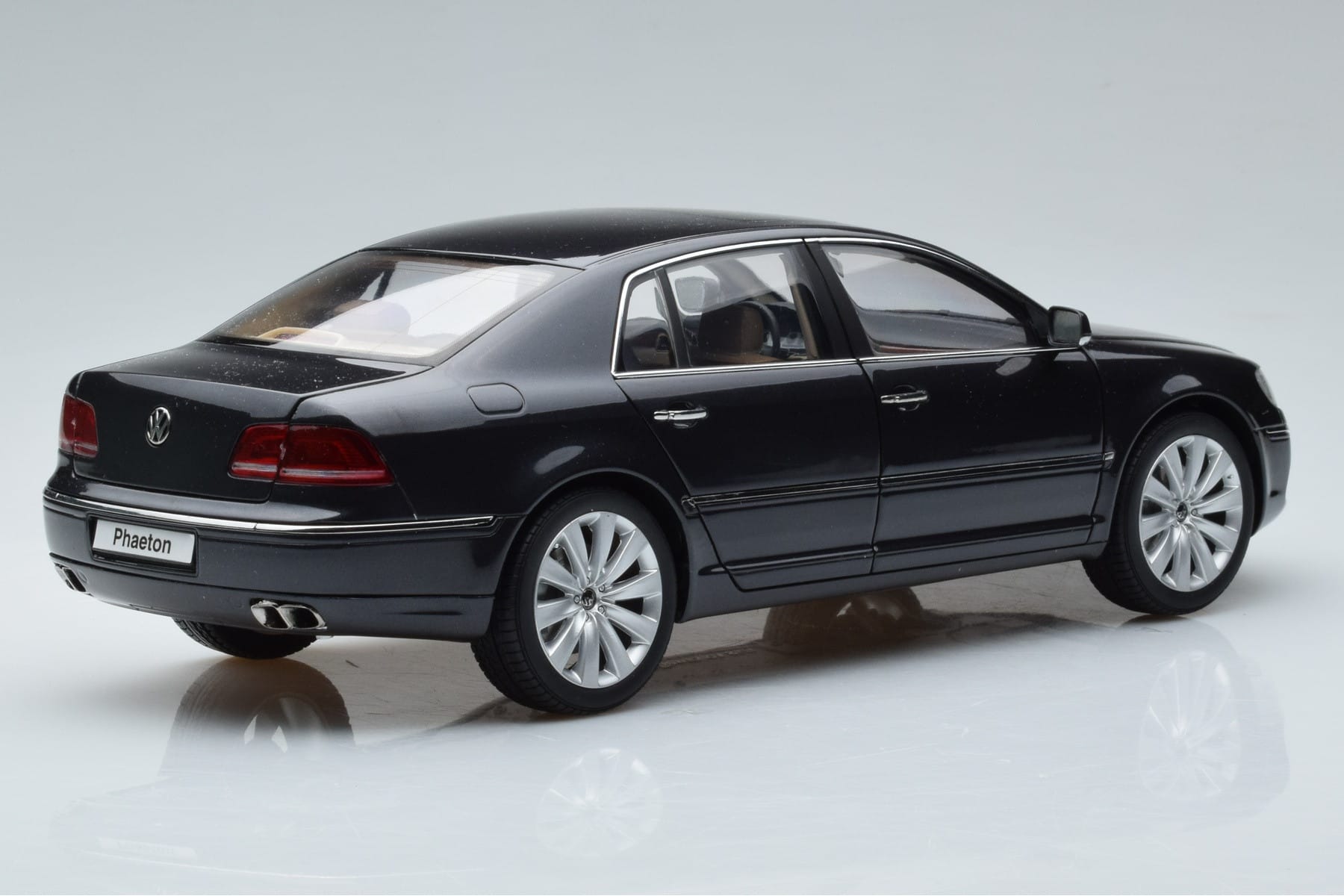 Volkswagen Phaeton V6 Mazeppa Grau Kyosho 1:18 08831MBK Druckguss — Bild 3 von 9