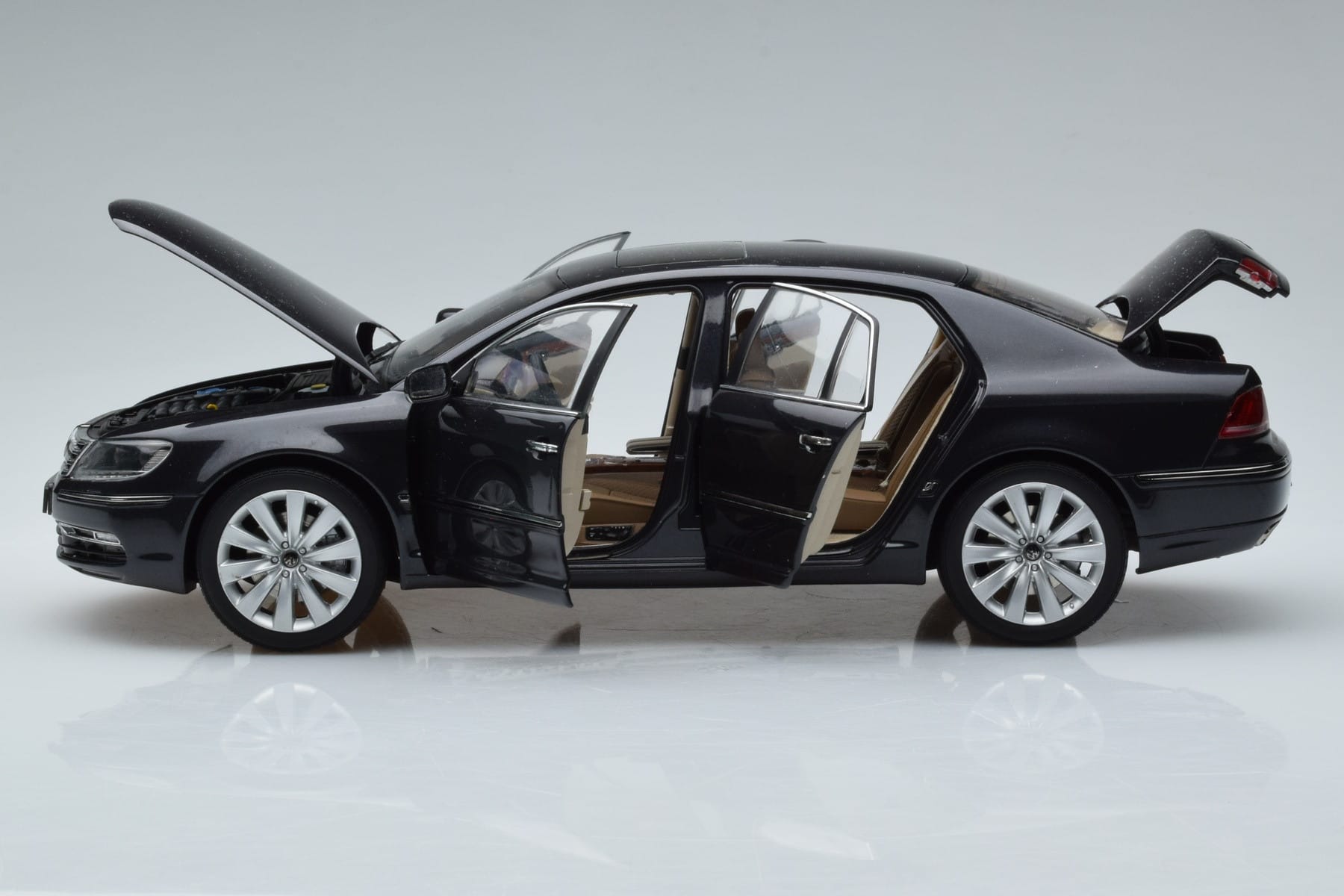 Volkswagen Phaeton V6 Mazeppa Grau Kyosho 1:18 08831MBK Druckguss — Bild 4 von 9