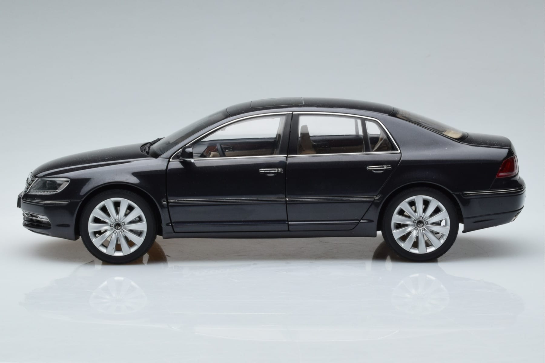 Volkswagen Phaeton V6 Mazeppa Grau Kyosho 1:18 08831MBK Druckguss — Bild 5 von 9