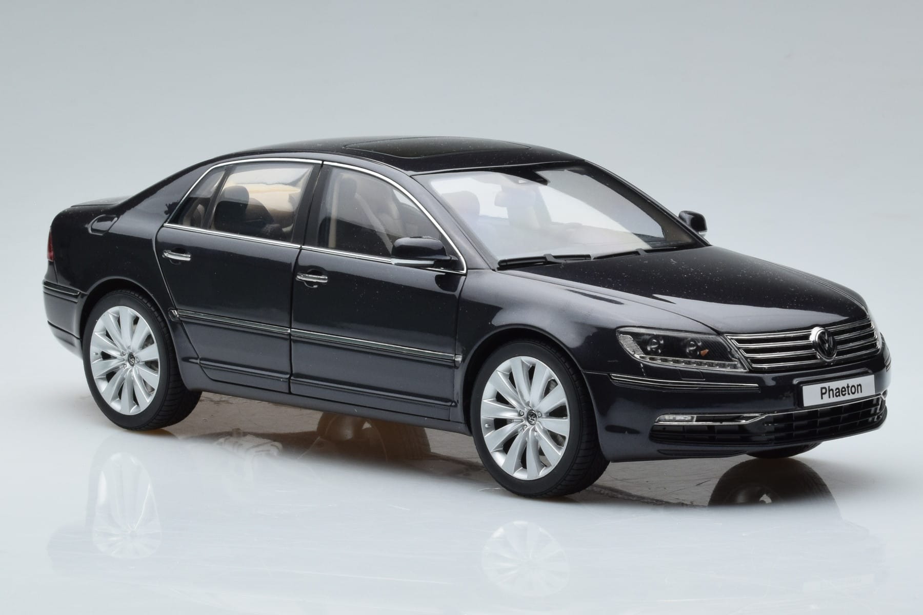Volkswagen Phaeton V6 Mazeppa Grau Kyosho 1:18 08831MBK Druckguss — Bild 6 von 9