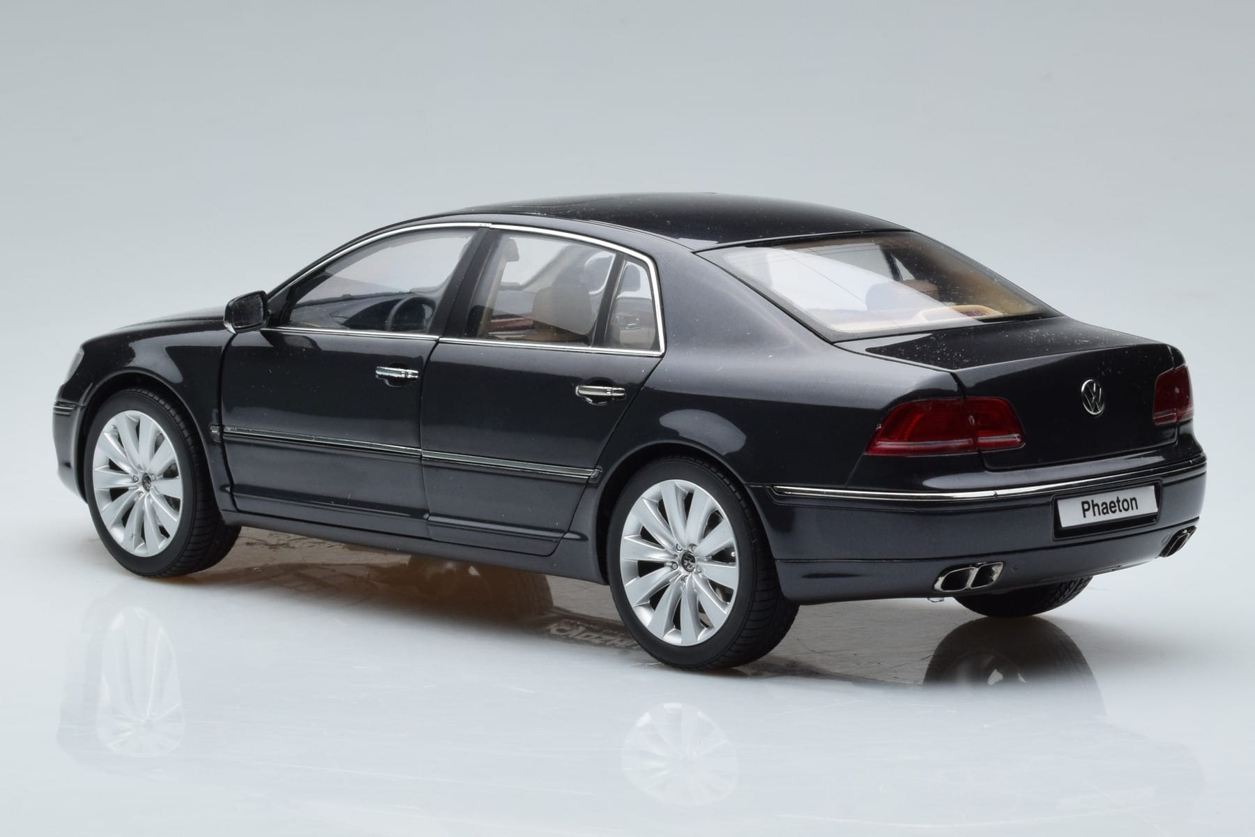 Volkswagen Phaeton V6 Mazeppa Grau Kyosho 1:18 08831MBK Druckguss — Bild 7 von 9