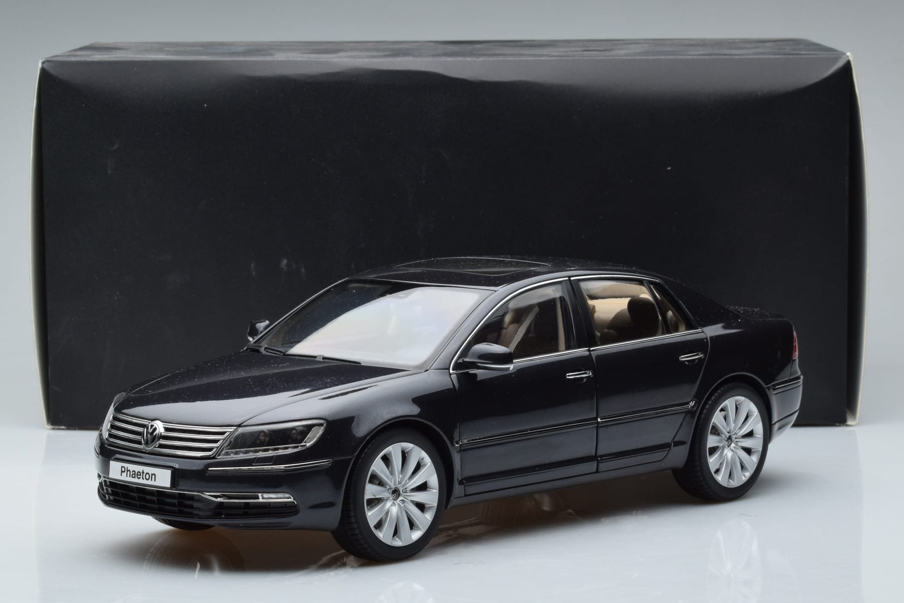 Volkswagen Phaeton V6 Mazeppa Grau Kyosho 1:18 08831MBK Druckguss — Bild 9 von 9
