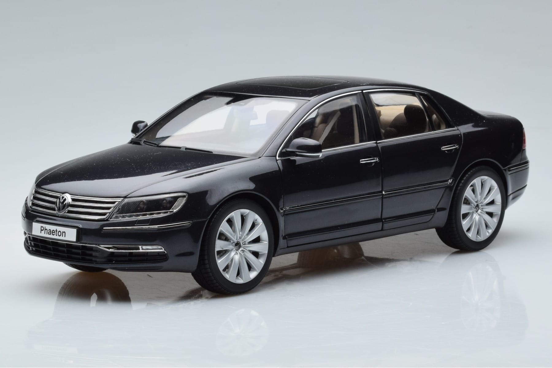 Volkswagen Phaeton V6 Mazeppa Grau Kyosho 1:18 08831MBK Druckguss