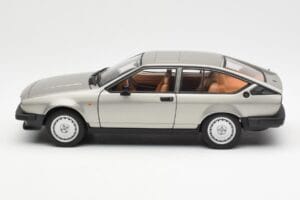 Alfa Romeo Alfetta GTV 2.0 Grau Metallic AUTOart 1:18 70147 Druckguss — Bild 4 von 8
