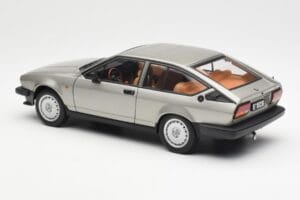 Alfa Romeo Alfetta GTV 2.0 Grau Metallic AUTOart 1:18 70147 Druckguss — Bild 7 von 8