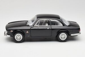Alfa Romeo Giulia Sprint GTA Schwarz Road Signature 1:18 92348 Druckguss — Bild 4 von 8