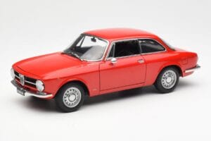 Alfa Romeo GT 1300 Junior LHD Rot AUTOart 1:18 70131 Druckguss
