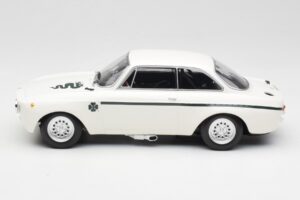 Alfa Romeo GTA 1300 Junior Weiß Minichamps 1:18 155120021 Druckguss — Bild 3 von 6