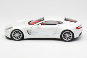 Aston Martin One-77 Morning Frost Weiß AUTOart 1:18 70244 Druckguss — Bild 4 von 8