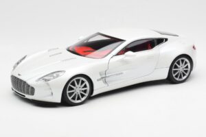 Aston Martin One-77 Morning Frost Weiß AUTOart 1:18 70244 Druckguss