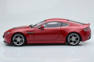 Aston Martin V12 Vantage Rot AUTOart 1:18 70208 Druckguss — Bild 4 von 8
