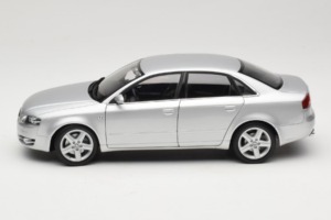 Audi A4 B7 Silber Minichamps 1:18 100014402 Druckguss — Bild 4 von 8