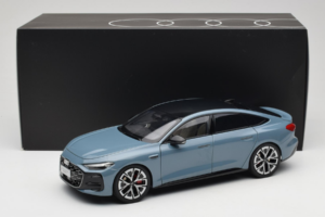 Audi A5L Sportback Graubläulich OEM 1:18 ZAM60004B Druckguss — Bild 8 von 8