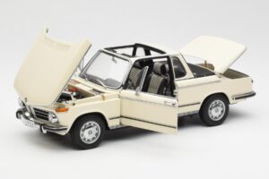 BMW 2002 Baur Cabriolet E10 Chamonix Weiß AUTOart 1:18 70532 Druckguss — Bild 2 von 8