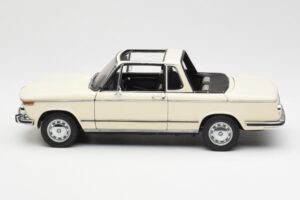 BMW 2002 Baur Cabriolet E10 Chamonix Weiß AUTOart 1:18 70532 Druckguss — Bild 4 von 8