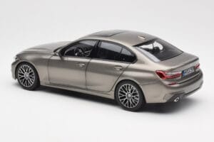 BMW 330i G20 Silber Norev 1:18 183275 Druckguss — Bild 7 von 8