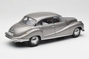BMW 502 2.6 Luxus Silver Beige Metallic AUTOart 1:18 70591 Druckguss — Bild 3 von 8