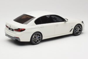 BMW 545e xDrive M-Sport G30 Weiß GT Spirit 1:18 GT496 Resin — Bild 2 von 6