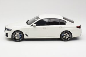 BMW 545e xDrive M-Sport G30 Weiß GT Spirit 1:18 GT496 Resin — Bild 3 von 6