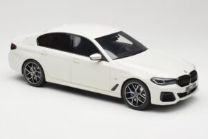BMW 545e xDrive M-Sport G30 Weiß GT Spirit 1:18 GT496 Resin — Bild 4 von 6