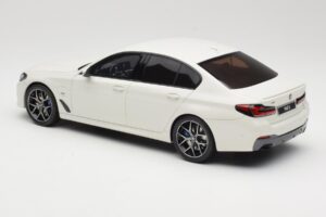 BMW 545e xDrive M-Sport G30 Weiß GT Spirit 1:18 GT496 Resin — Bild 5 von 6