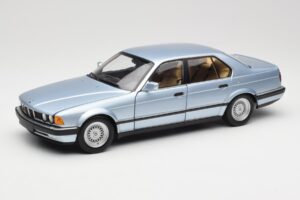 BMW 730i E32 Hellblau Metallic Minichamps 1:18 100023008 Druckguss