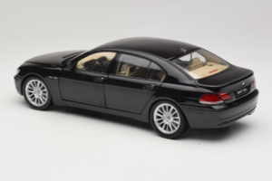 BMW 760Li E66 Individual Schwarz Kyosho 1:18 08573RB Druckguss — Bild 7 von 8