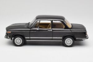 BMW 2002 L E10 Schwarz AUTOart 1:18 70603 Druckguss — Bild 4 von 8