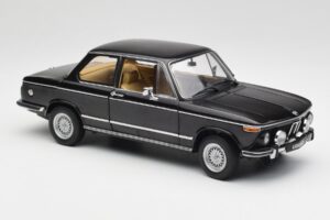 BMW 2002 L E10 Schwarz AUTOart 1:18 70603 Druckguss — Bild 6 von 8