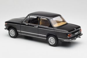 BMW 2002 L E10 Schwarz AUTOart 1:18 70603 Druckguss — Bild 7 von 8