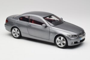 BMW 330i E92 Coupe Grau Metallic Kyosho 1:18 80430407220 Druckguss — Bild 6 von 8