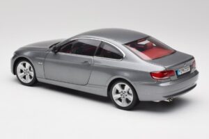 BMW 330i E92 Coupe Grau Metallic Kyosho 1:18 80430407220 Druckguss — Bild 7 von 8