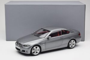 BMW 330i E92 Coupe Grau Metallic Kyosho 1:18 80430407220 Druckguss — Bild 8 von 8