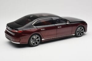 BMW i7 G70 Black & Red Metallic Minichamps 1:18 110023201 Druckguss — Bild 3 von 8