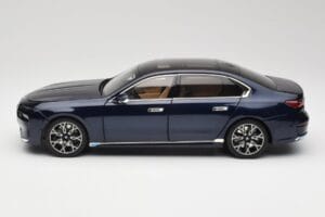 BMW i7 G70 Blue Metallic Minichamps 1:18 110023202 Druckguss — Bild 4 von 8