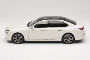 BMW i7 G70 White Metallic Minichamps 1:18 110023200 Druckguss — Bild 4 von 8