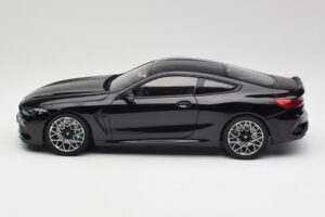 BMW M8 F92 Saphirschwarz Minichamps 1:18 110029021 Druckguss — Bild 4 von 8