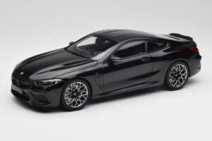 BMW M8 F92 Saphirschwarz Minichamps 1:18 110029021 Druckguss