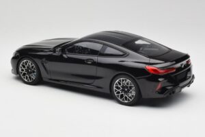 BMW M8 F92 Saphirschwarz Minichamps 1:18 110029021 Druckguss — Bild 7 von 8