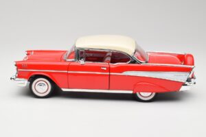 Chevrolet Bel Air Matador Rot & India Elfenbein Road Legends 1:18 92109 Druckguss — Bild 4 von 8